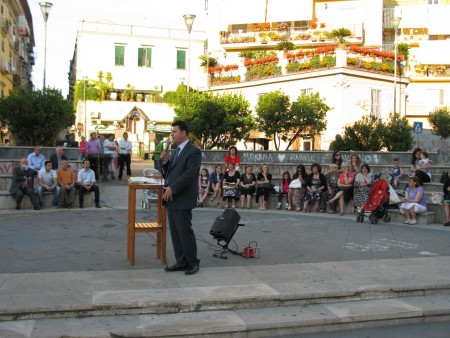 Così fa anche il pastore durante la predicazione della Parola di Dio.